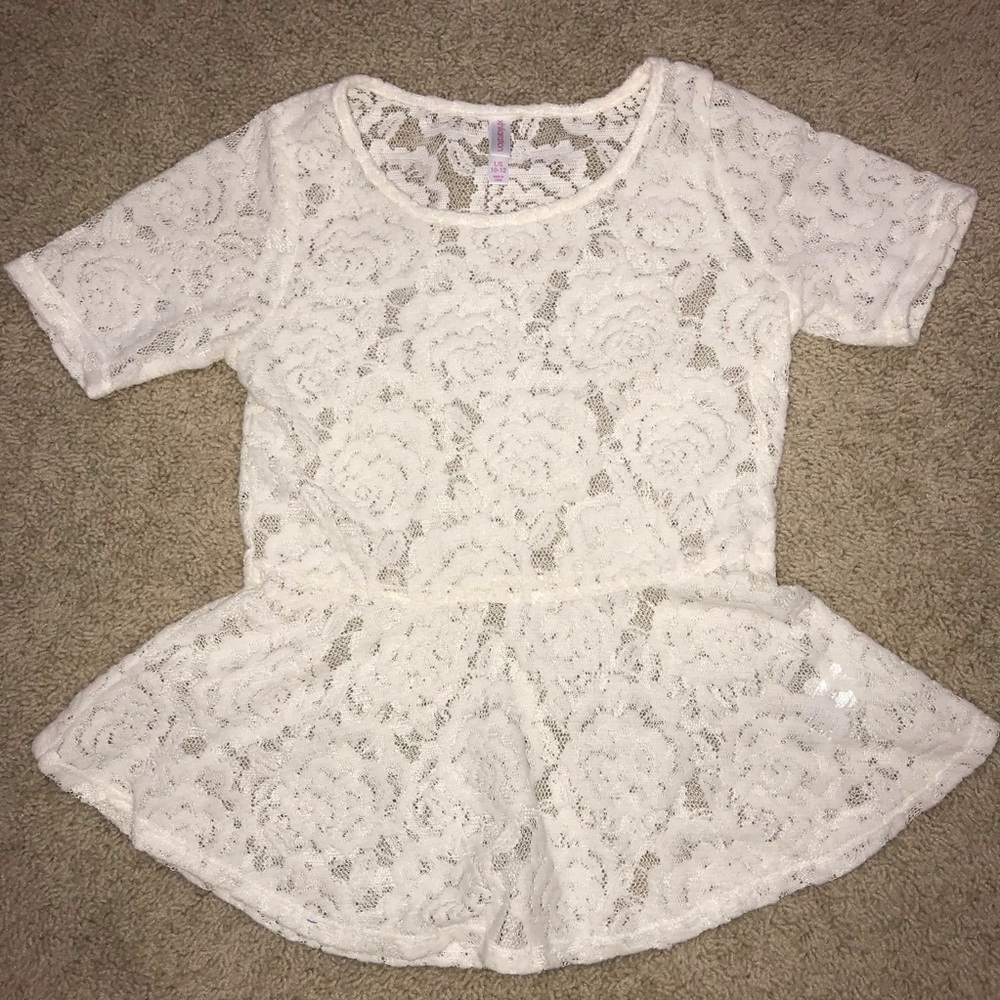 • Flowered cream flared out blouse 🖤 •